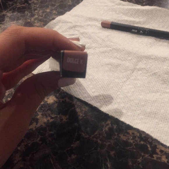 Kylie Jenner lip liner in dolce k - Picture 2 of 4